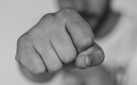 Goranboyda övladını döymək istəyən valideyn müəllimə xəsarət yetirib