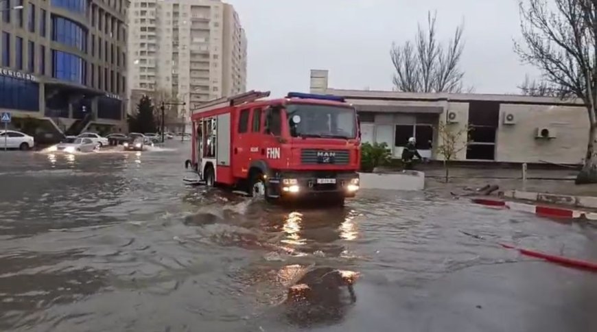 Bəzi əraziləri su basıb, insanlar təxliyə edilib - Video