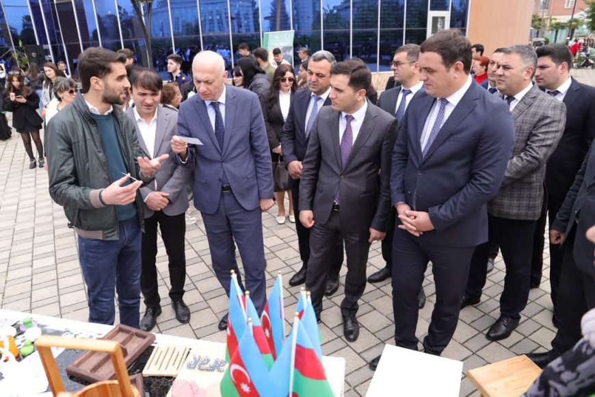 Təhsil müəssisələrinin peşə təmayüllü sinif şagirdlərin əl işlərindən ibarət sərgi keçirilib