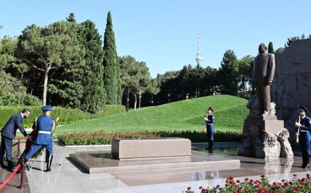 Əhməd Əl Şaraa Fəxri xiyabanda Ulu Öndər Heydər Əliyevin məzarını ziyarət etdi