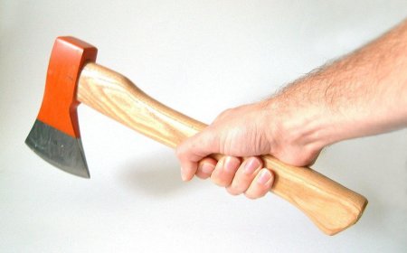 Qusar sakini qohumlarını baltaladı