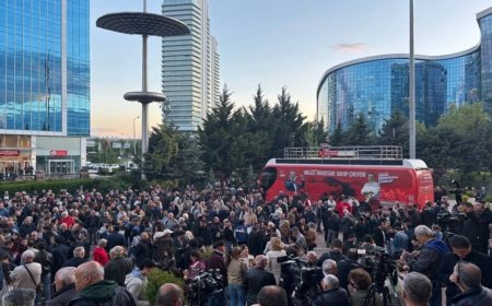 Özgür Özəl CXP-nin qərargah binasından çıxarıldı