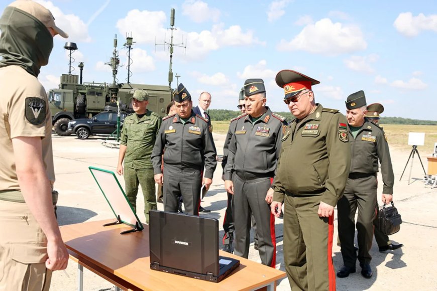 Kərim Vəliyev Belarusda hərbi obyektləri ziyarət edib