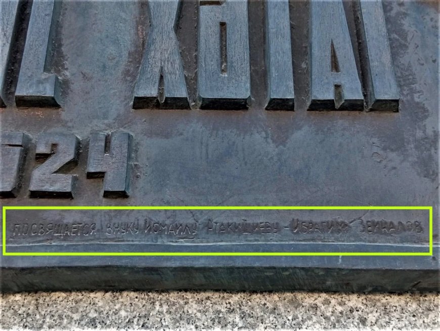 Dövlət Xidməti Xətainin abidəsinin postamenti üzərindəki yazını araşdırır